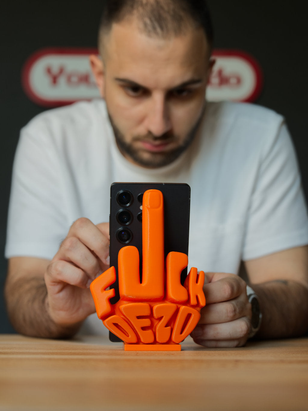 "F*CK DEZO" Stojánek na Mobil