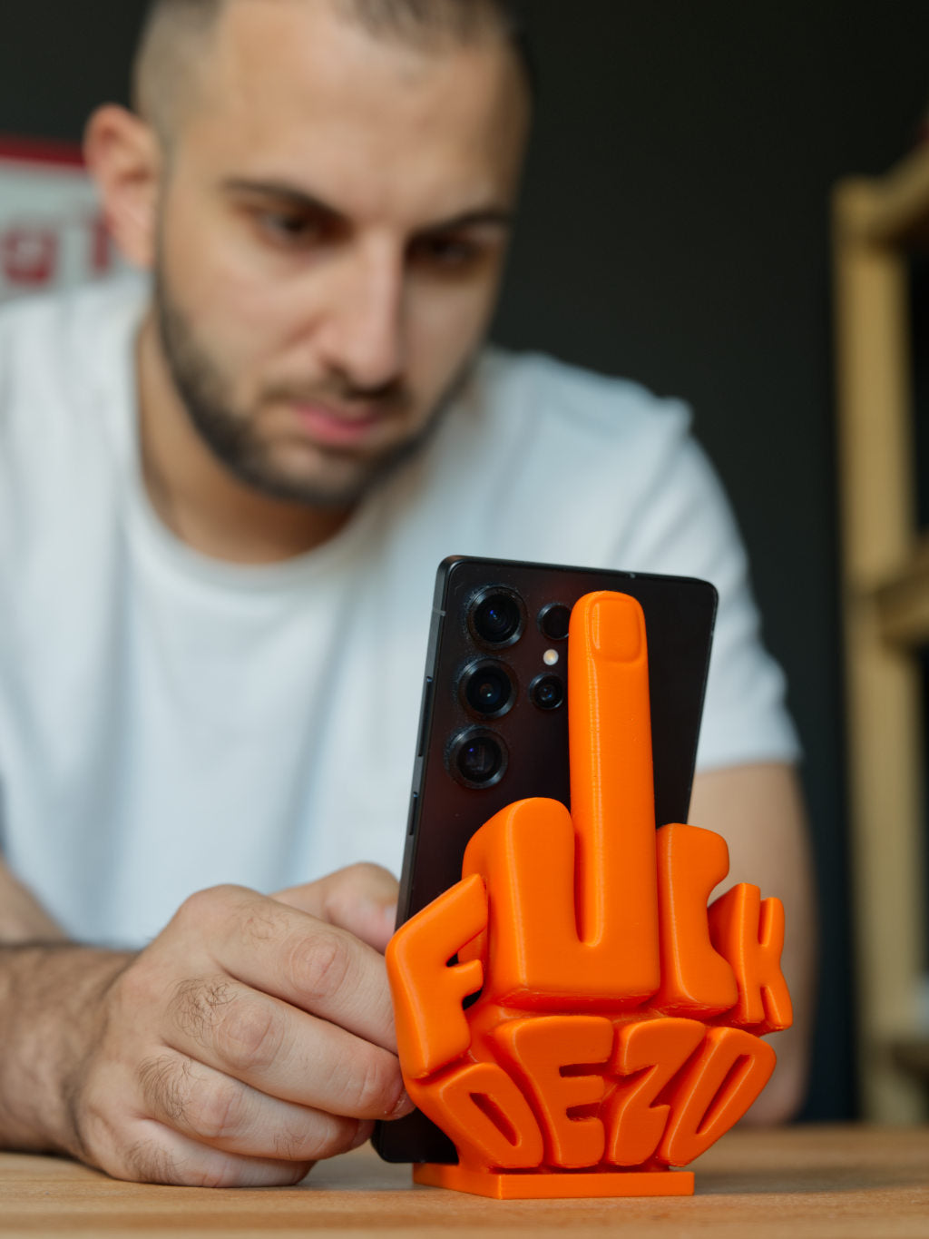 "F*CK DEZO" Stojánek na Mobil