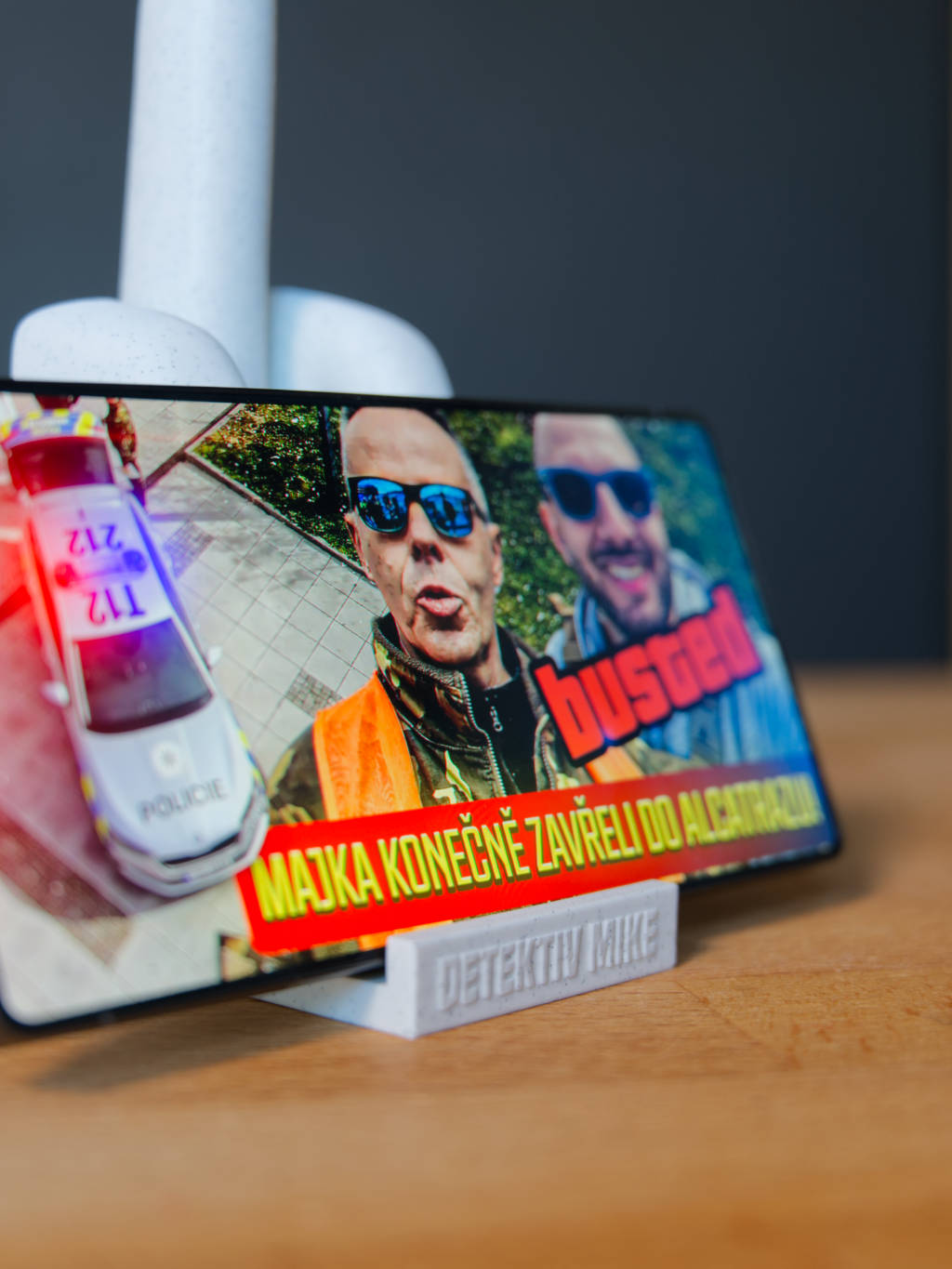 "F*CK DEZO" Stojánek na Mobil